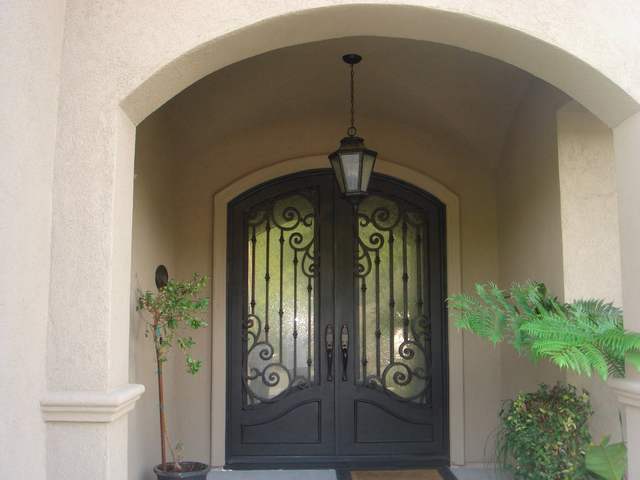 Arched stucco entry